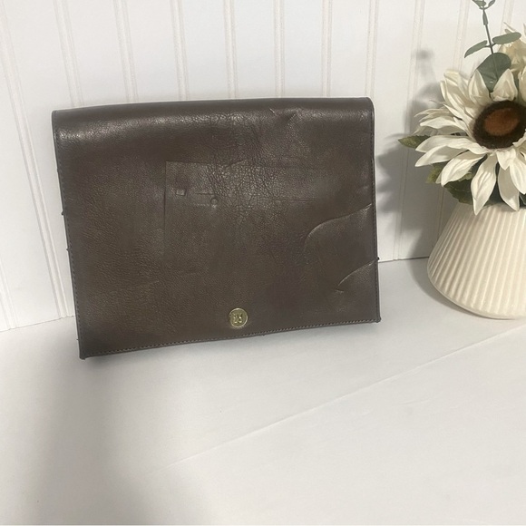 New York & Co Faux Leather Large Brown Clutch, Credit Card Slots & Can Hold IPad - Picture 3 of 12